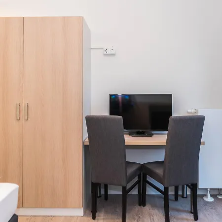 斯塔夫瑟大街酒店 *